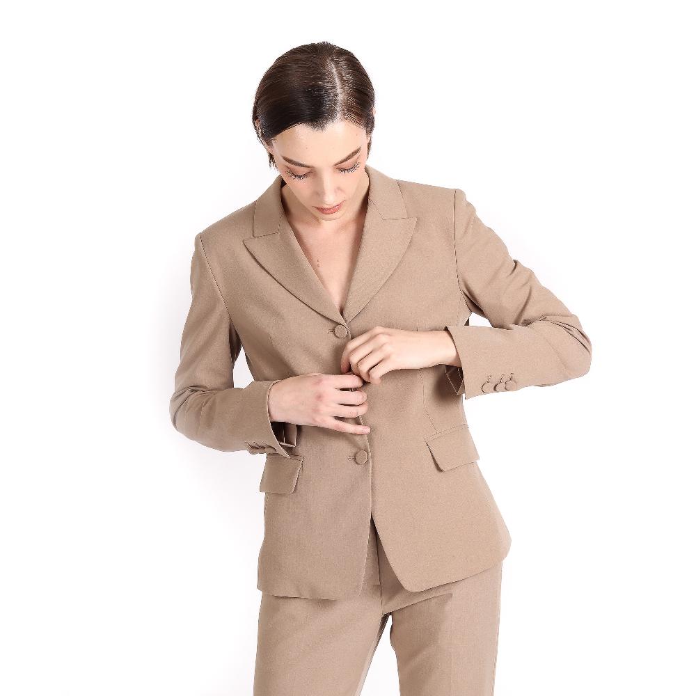 THREE BUTTON SINGLE SUIT